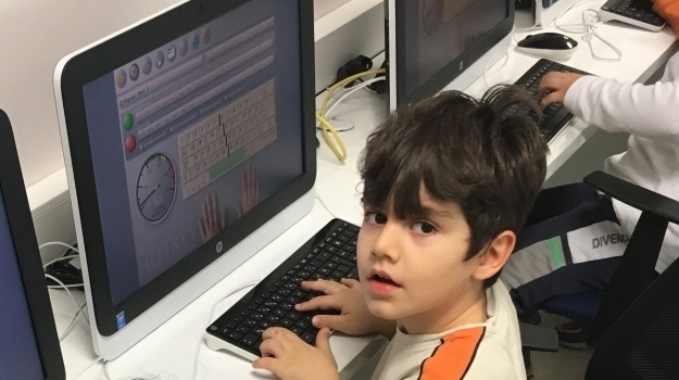 Konyaaltı Okyanus Koleji İlkokulu 1-A Sınıfı Öğrencileri Bilişim Teknolojileri Dersinde