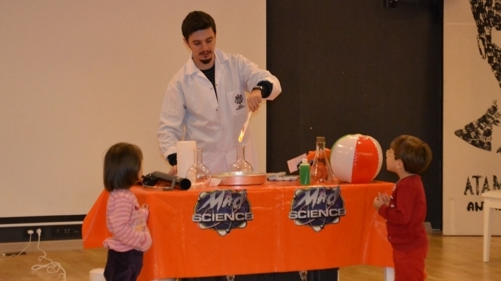 Okul Öncesi Öğrencileri Mad Science Etkinliğinde