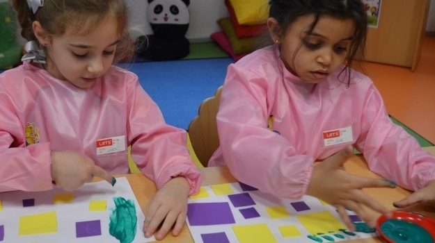 Konyaaltı Okyanus Okul Öncesi Yıldızlar ve Güneşler Grubu Resim Dersinde