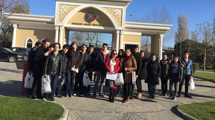 Tıp Kariyer Kulübü Lise Öğrencileri Anatomi Dersinde