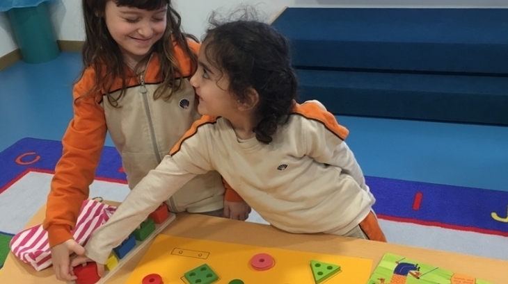 Yıldızlar Grubu İngilizce Dersinde “Giant Shape Match” Etkinliği yaptı