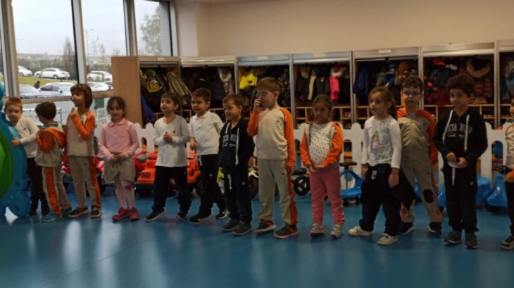 Bayrampaşa Yıldızlar ve Güneş Grubu Bilingual Dersinde “What’s The Time Mr. Wolf?” Hikayesini Okuyup Hikayenin Oyununu Oynadı