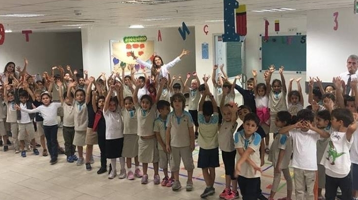 1. Sınıf Öğrencileri Öğrendikleri Sesleri Koridor Etkinliği ile Pekiştiriyor