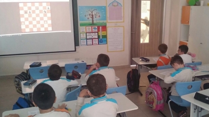 1. Sınıflarımız Satranç Dersinde Hem Eğleniyor, Hem Öğreniyor