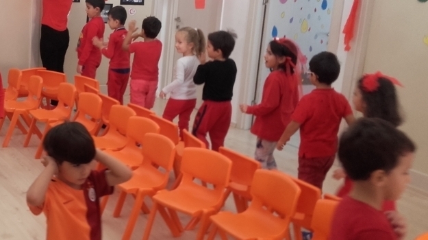 Adana Okyanus Koleji Anaokulu Öğrencileri  Kırmızı Renk Partisinde