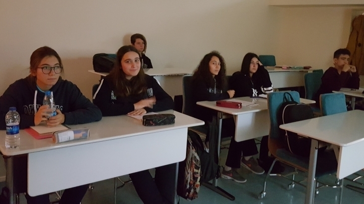 Lise Öğrencileri Fransızca Dersinde