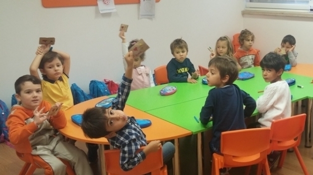 Bahçelievler Okul Öncesi İstiridye Grubu Öğrencileri İngilizce Dersinde Okul Materyallerini Öğreniyor