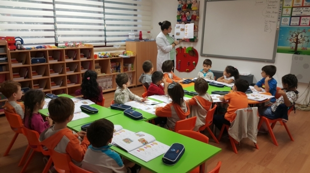 Bahçelievler Okyanus Anaokulu Gökkuşağı Grubu Okuma Yazmaya Hazırlık Dersinde