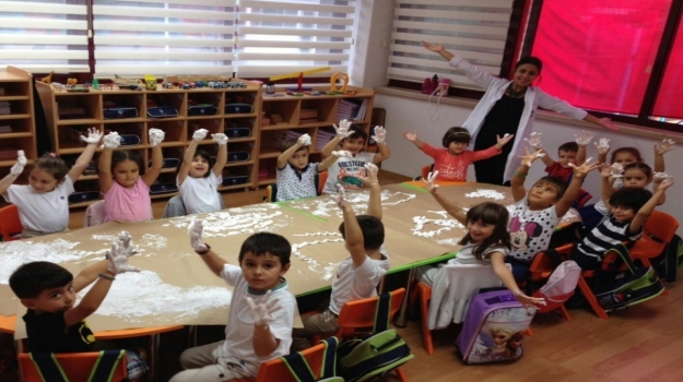 Bahçelievler Okyanus Anokulu Gezegenler Grubu Sanat Etkinliği Dersinde
