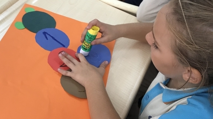 Bahçelievler Okyanus Koleji İlkokul 2. Sınıf Öğrencileri, İngilizce Dersinde "Hungry Caterpillar Project - Aç Tırtıl Projesi"  Yaptılar. 