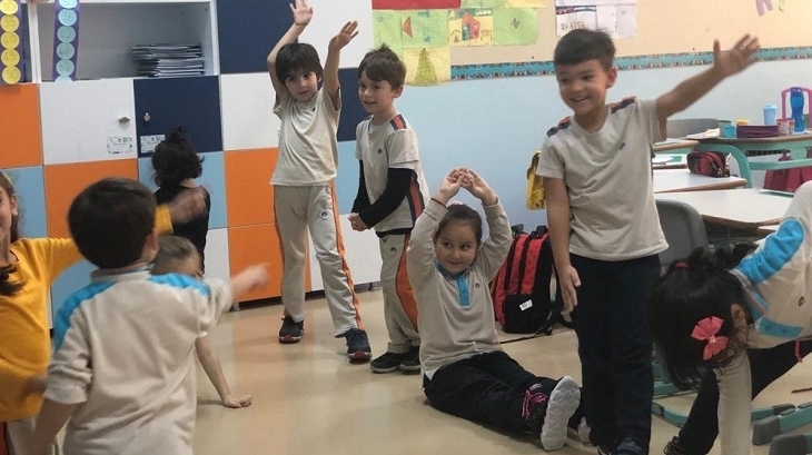 Bahçeşehir Okyanus Koleji Üstün Zekalılar ve Yetenekliler İlkokulu 1-E Sınıfı Öğrencileri ‘’Vücudumu Kullanarak Sözcüklerin Harfi Oldum’’ Etkinliğinde