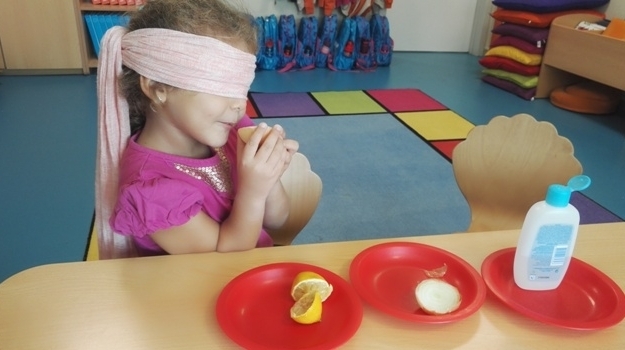 Mavişehir Balıklar Grubu Fen Doğa Etkinliğinde "Koku Alma" Deneyi Yaptılar.
