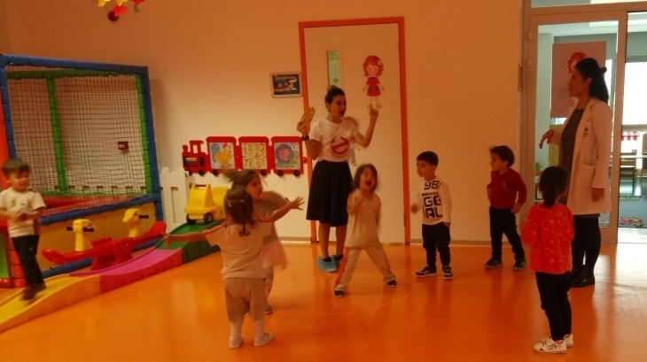 Beykent Okyanus Koleji Okul Öncesi Çiçekler Sınıfı İngilizce Play Time Etkinliğinde