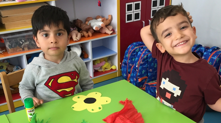 Beykent Okyanus Koleji Okul Öncesi Çiçekler Grubu Sanat Etkinliğinde Renkli Çiçekler Yapıyor