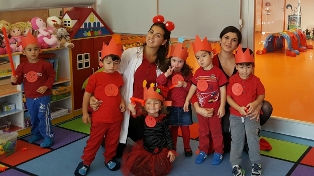 Beykent Okyanus Koleji Okul Öncesi Çiçekler Grubu Öğrencileri Kırmızı Renk Partisinde