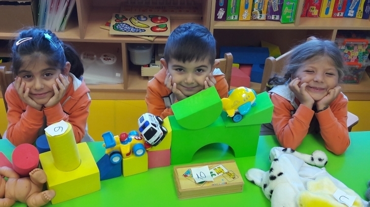 Beykent Okyanus Koleji Okul Öncesi Gökkuşağı Grubu öğrencileri Matematik Çalışması