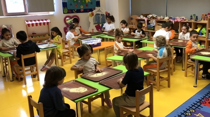 Beykent Okyanus Koleji Okul Öncesi Gökkuşağı Grubu 1 Rakamı Çalışması Yapıyor