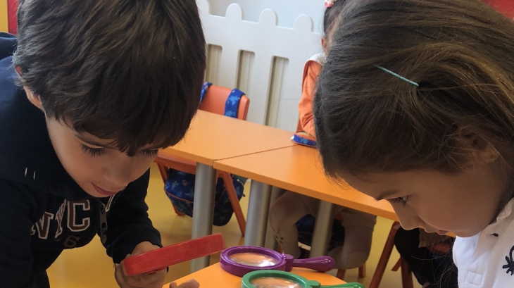 Beykent Okyanus Koleji Okul Öncesi Gökkuşağı Grubu Öğrencileri Bütünleştirilmiş Etkinlikte Fen ve Okuma Yazmaya Hazırlık Etkinliği Yapıyor...