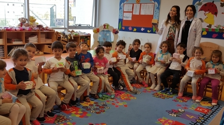 Beykent Okyanus Koleji Okul Öncesi Güneş  Grubu Öğrencileri Cubetto Kodlama Dersinde