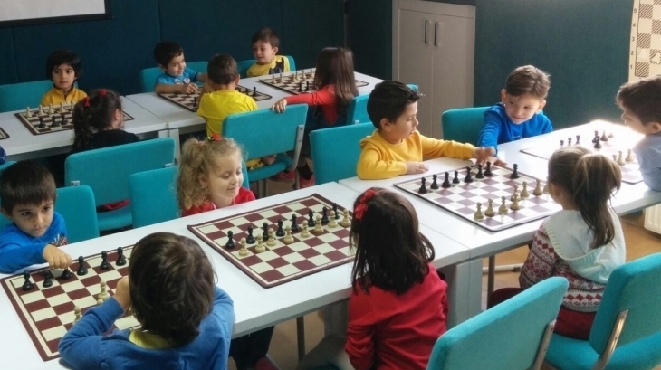 Beykent Okyanus Koleji Okul Öncesi Öğrencileri Satranç Dersinde
