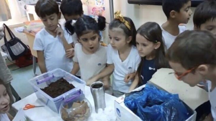 Beylikdüzü Okyanus Koleji 2.Sınıf Öğrencileri Kaliforniya Solucanlarıyla Kompost Yapıyor