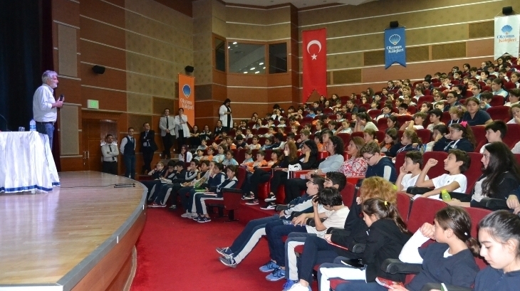 Beylikdüzü Okyanus Ortaokulu’nda Salih Memecan Söyleşi ve İmza Günü Etkinliği