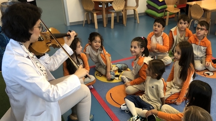 Bornova Okyanus Koleji Gökkuşağı,Yıldızlar ve Yunuslar Grubu Öğrencileri Müzik Dersinde