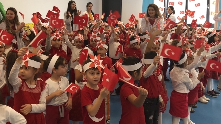 Bornova Okyanus Koleji Okul Öncesi Grubu öğrencileri Cumhuriyet'in ilan edilişinin 95. Yıldönümünü kutlamanın haklı gururunu yaşıyor.