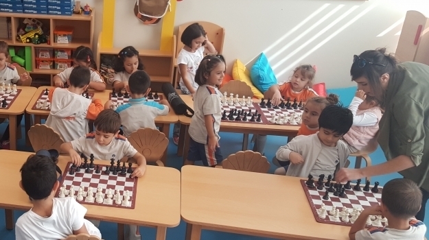 Mavişehir Bulutlar Grubu Satranç Dersinde Taşları Öğreniyor