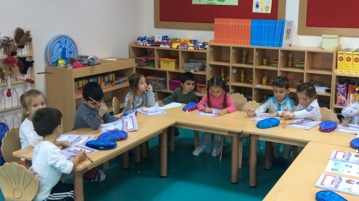 Deniz Yıldızı  Grubu öğrencilerimiz “01.10.2018” tarihinde Okuma Yazmaya Hazırlık Çalışmaları kapsamında  kitap çalışması yaptılar.