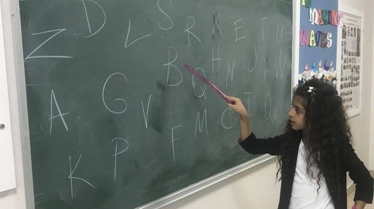 Eryaman Okyanus Koleji İlkokul Kademesi 2. Sınıf Öğrencileri Main Course Dersinde Alfabeyi Öğreniyor