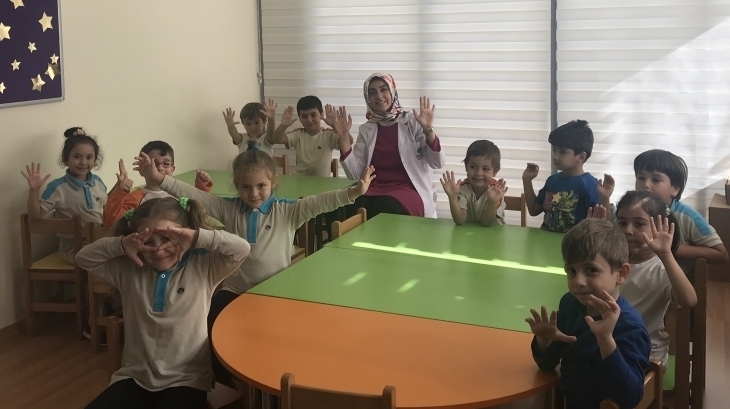 Fatih Okyanus Koleji Okul Öncesi Yıldızlar Grubu Mikrop Deneyi Yapıyor