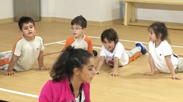 Gezegenler Grubu Beceri Ve Koordinasyon Dersinde Esneme Hareketleri Yaptı