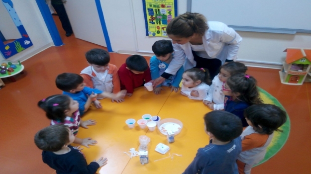 Güneşli Okul Öncesi Balıklar Grubu Renk Şöleni Deneyi Yapıyor