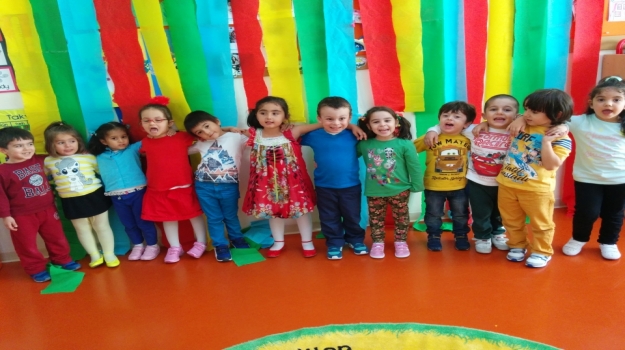 Güneşli Okyanus Okul Öncesi Balıklar ve Yunuslar’ın Renk Partisi