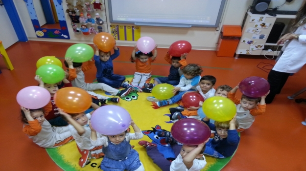 Güneşli Okul Öncesi Çiçekler Grubu Balonlarla Dans Ediyor