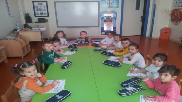 Güneşli Okyanus Koleji Okul Öncesi  Balıklar Grubu Bayrak Yapıyor