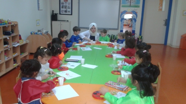 Güneşli Okyanus Koleji Okul Öncesi  Balıklar Grubu Limon Baskısı Yapıyor