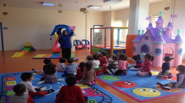 Güneşli Okyanus Koleji Okul Öncesi Balıklar Ve Yunuslar Renk Partisi Yapıyor