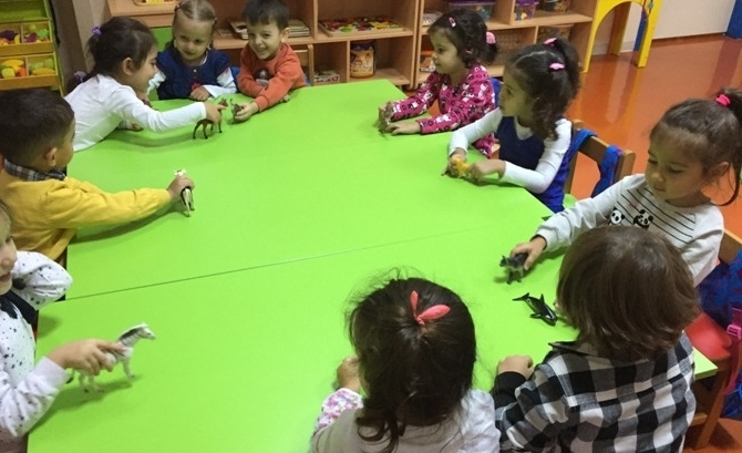 Güneşli Okyanus Koleji Okul Öncesi Çiçekler Grubu Sanat Etkinliği Dersinde