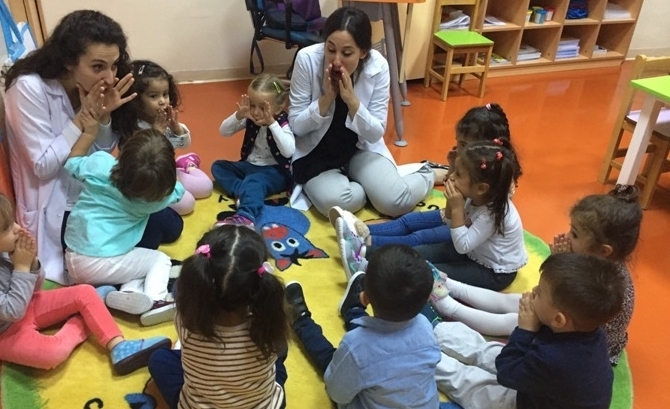 Güneşli Okyanus Koleji Okul Öncesi Çiçekler Grubu Bilingual Dersinde