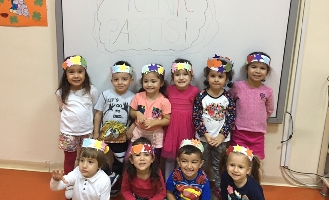 Güneşli Okyanus Koleji Okul Öncesi Çiçekler Grubu Renk Partisinde