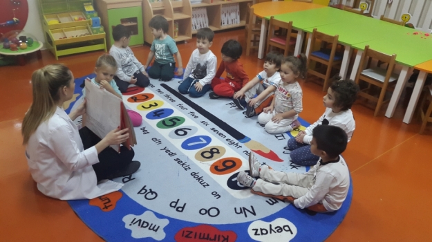 Güneşli Okyanus Koleji Okul Öncesi Çiçekler Grubu Hikaye Dinliyor