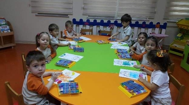 Güneşli Okyanus Koleji Okul Öncesi Çiçekler Grubu Resim Yapıyor