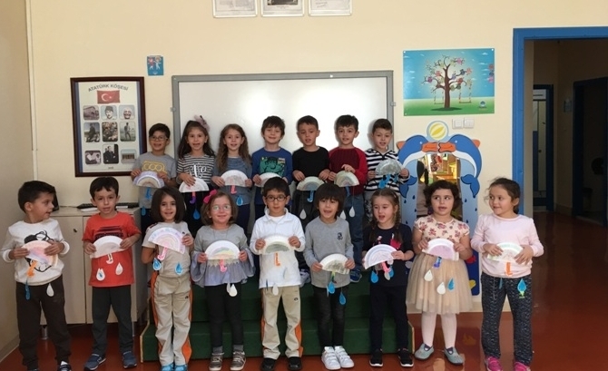 Güneşli Okyanus Koleji Okul Öncesi Gezegenler Grubu Sanat Etkinliği Dersinde