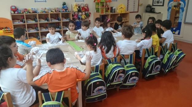 Güneşli Okyanus Koleji Okul Öncesi Gökkuşağı Sanat Etkinliği Yapıyor