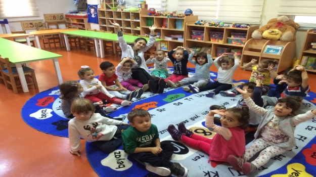 Güneşli Okyanus Koleji Okul Öncesi Rüzgarlar Grubu Makarna Draması Yapıyor