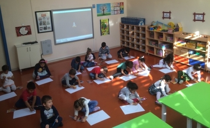 Güneşli Okyanus Koleji Okul Öncesi Yıldızlar Grubu  Fırça Draması Yapıyor