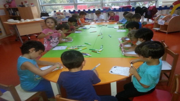 Güneşli Okyanus Koleji Okul Öncesi Yıldızlar Grubu Kuklalarını Oluşturuyor