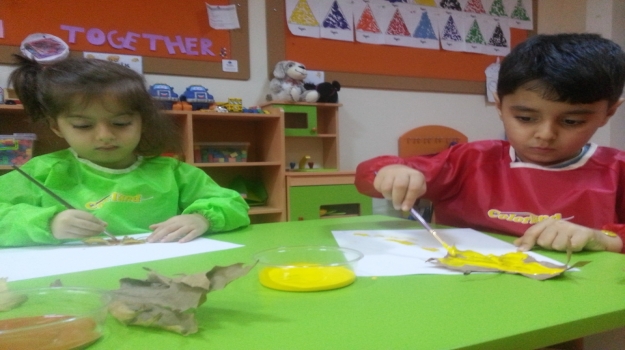 Güneşli Okyanus Koleji Okul Öncesi Yıldızlar Grubu Yaprak Baskısı Yapıyor